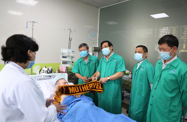 VIDEO: Bệnh nhân 91 nói cảm ơn bằng tiếng Việt, thử lực chân cùng bác sĩ - Ảnh 3.