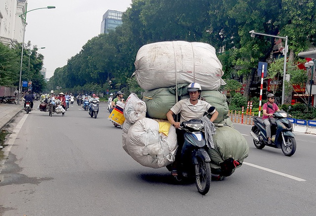 Hai cô gái dắt xe như diễn xiếc trên đường phố khiến người thót tim nhưng khi nhìn những màn chở hàng này thì còn hoang mang tột độ - Ảnh 2.