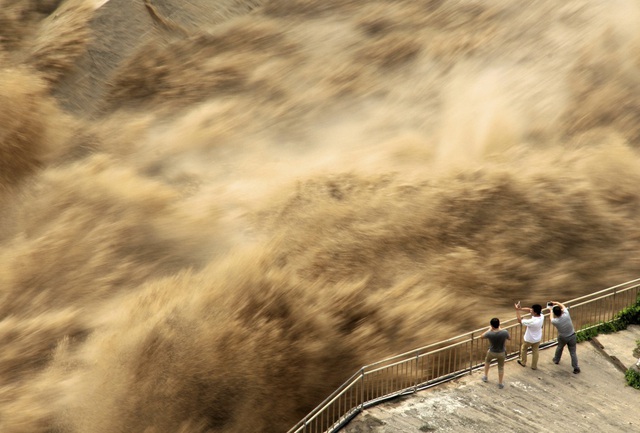 Lũ lụt nghiêm trọng ở 13 tỉnh TQ khiến hơn 15 triệu dân điêu đứng - Ảnh 1.