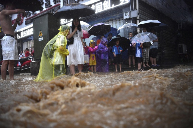 Lũ lụt nghiêm trọng ở 13 tỉnh TQ khiến hơn 15 triệu dân điêu đứng - Ảnh 2.
