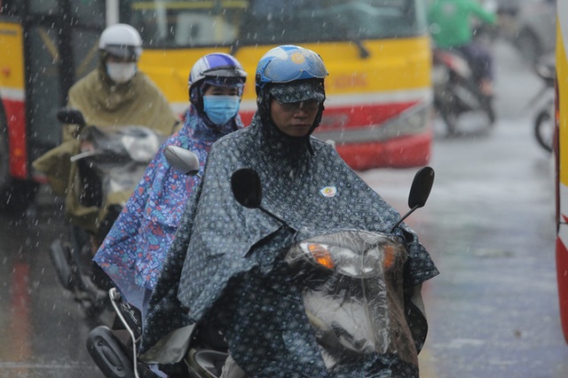 Người dân Hà Nội đón mưa vàng giải nhiệt lúc sáng sớm - Ảnh 14.