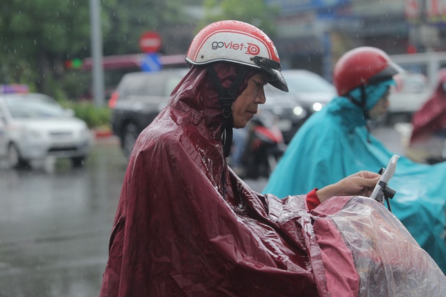 Người dân Hà Nội đón mưa vàng giải nhiệt lúc sáng sớm - Ảnh 15.