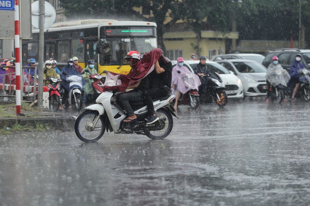 Người dân Hà Nội đón mưa vàng giải nhiệt lúc sáng sớm - Ảnh 16.