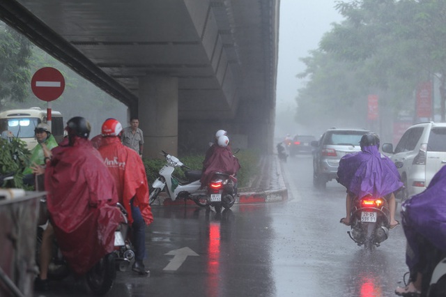 Người dân Hà Nội đón mưa vàng giải nhiệt lúc sáng sớm - Ảnh 4.