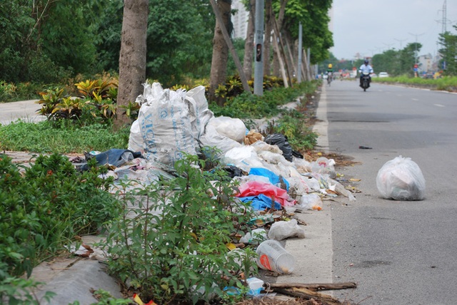 Hà Nội: Đại lộ nghìn vừa tỷ thông xe đã ngập trong rác, nước miễn phí đặt ven đường không ai uống - Ảnh 5.