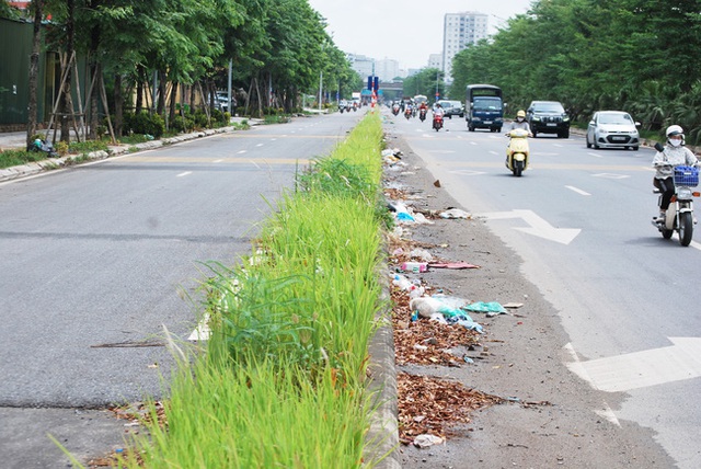 Hà Nội: Đại lộ nghìn vừa tỷ thông xe đã ngập trong rác, nước miễn phí đặt ven đường không ai uống - Ảnh 6.