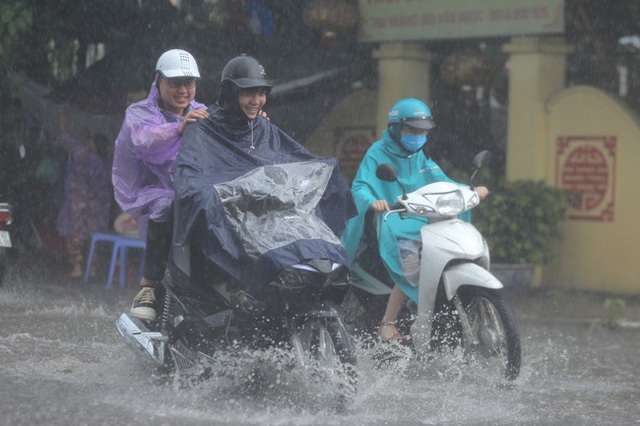 Người dân Hà Nội đón mưa vàng giải nhiệt lúc sáng sớm - Ảnh 8.