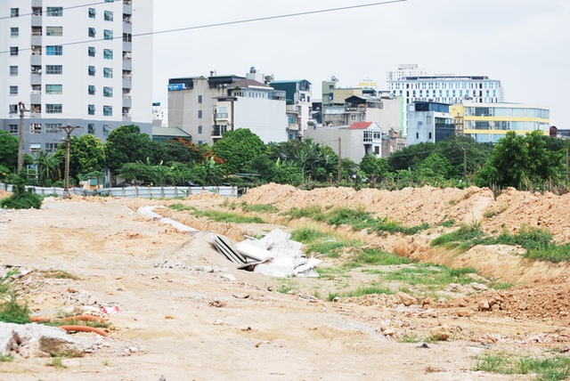 Hà Nội: Đại lộ nghìn vừa tỷ thông xe đã ngập trong rác, nước miễn phí đặt ven đường không ai uống - Ảnh 9.