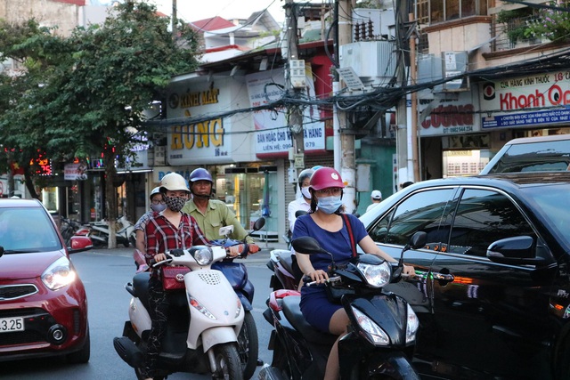 Người Hải Phòng duy trì đeo khẩu trang phòng dịch COVID-19 khi ra khỏi nhà - Ảnh 4.