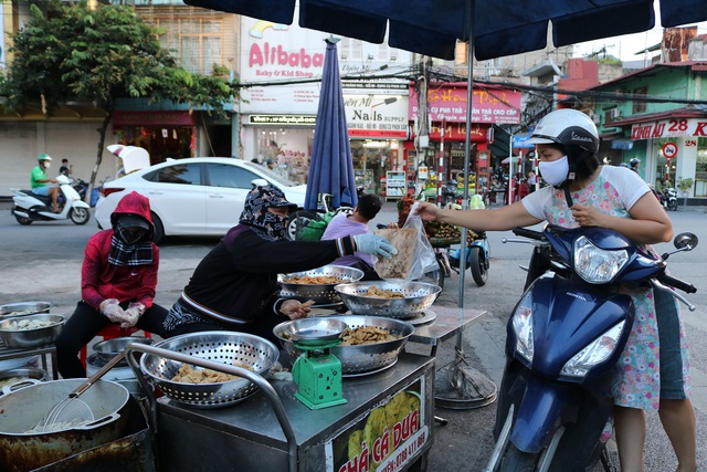 Người Hải Phòng duy trì đeo khẩu trang phòng dịch COVID-19 khi ra khỏi nhà - Ảnh 10.