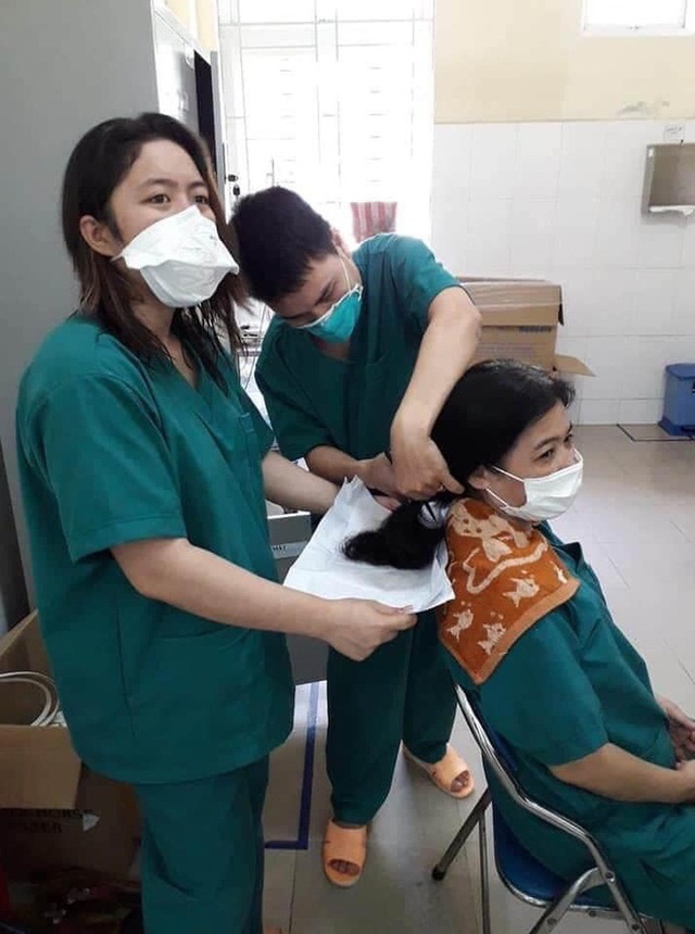 Nữ y bác sĩ Đà Nẵng cắt ngắn tóc để lên tuyến đầu chống dịch - Ảnh 1.