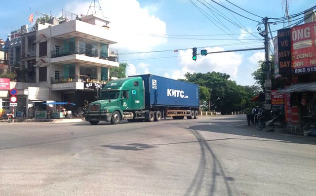 Hải Dương: Đi bán gạo ở chợ, người phụ nữ bị xe đầu kéo đâm tử vong - Ảnh 1.