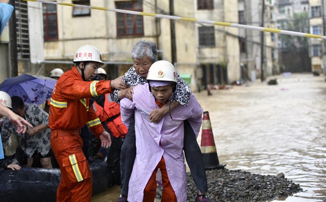 Tin lũ lụt mới nhất ở Trung Quốc: Người lính cứu hỏa khốn khổ dìm chân trong nước 30 tiếng đồng hồ liên tục - Ảnh 6.