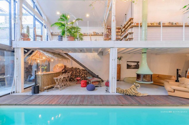 Ngôi nhà màu trắng sở hữu cây xanh và bể bơi bên trong giống như resort nghỉ dưỡng tuyệt đẹp - Ảnh 2.