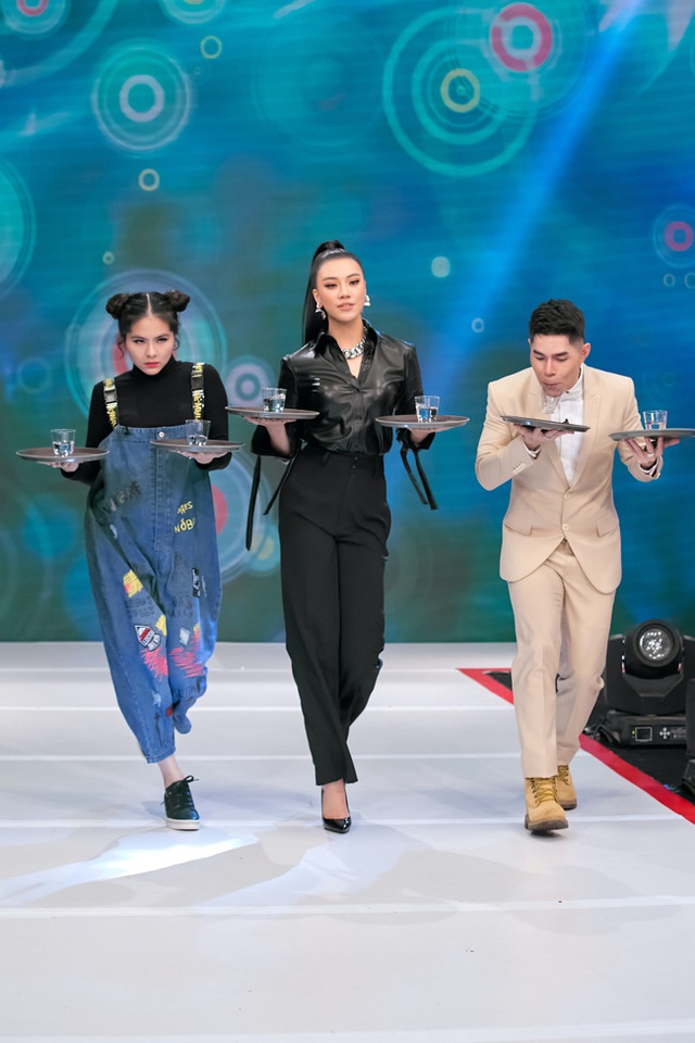 Vừa bê khay nước vừa catwalk, Vân Trang ngã sấp mặt trên sân khấu - Ảnh 1.