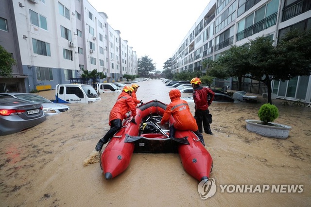 Hàng trăm ngôi nhà, ôtô ở Hàn Quốc ngụp lặn trong nước - Ảnh 2.