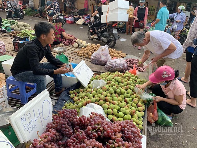 Đi 5km quả nho đắt gấp 4, từ chuồng ra chợ gà tăng giá 3 lần - Ảnh 2.