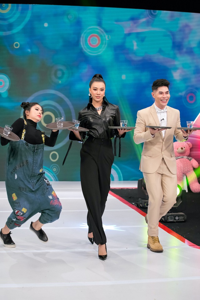 Vừa bê khay nước vừa catwalk, Vân Trang ngã sấp mặt trên sân khấu - Ảnh 3.