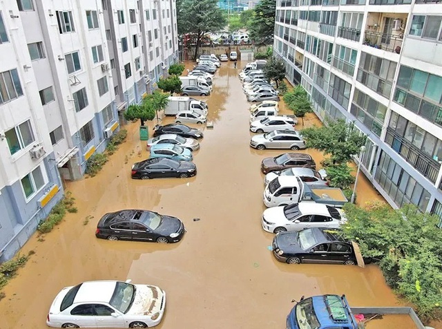 Hàng trăm ngôi nhà, ôtô ở Hàn Quốc ngụp lặn trong nước - Ảnh 4.
