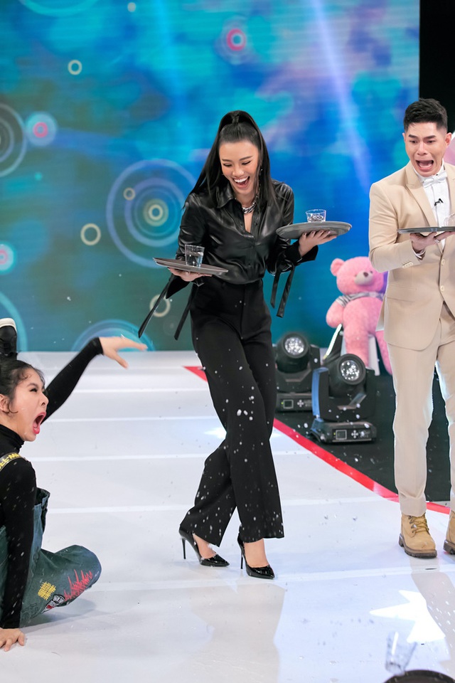 Vừa bê khay nước vừa catwalk, Vân Trang ngã sấp mặt trên sân khấu - Ảnh 5.