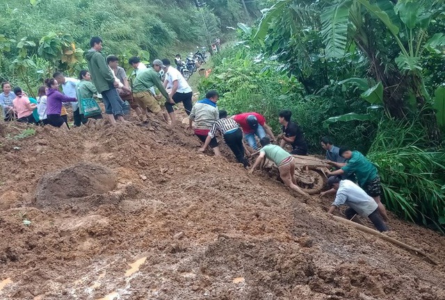 Mưa lớn ở Tây Bắc khiến 1 người bị vùi lấp, 1 người bị lũ cuốn trôi - Ảnh 4.