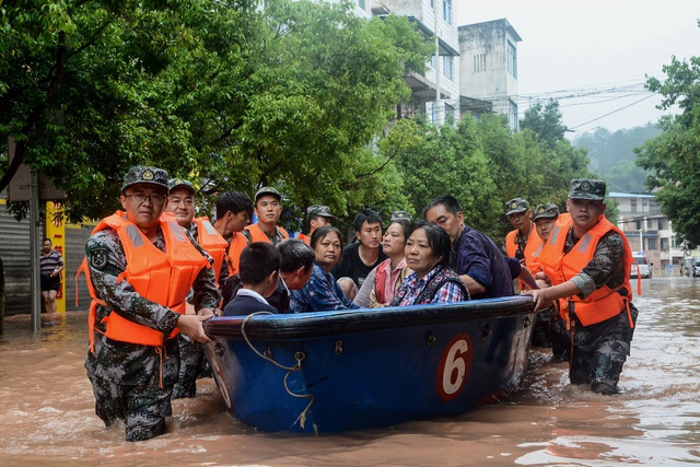 Lũ lụt đặc biệt nghiêm trọng ở Trung Quốc khiến hơn 100 người chết, mất tích - Ảnh 1.