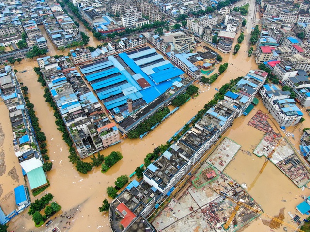 Những hình ảnh đáng sợ về cơn đại hồng thủy ở miền Nam Trung Quốc gây ra bởi những cơn mưa dai dẳng kéo dài hơn 30 ngày - Ảnh 16. Những hình ảnh đáng sợ về cơn đại hồng thủy ở miền Nam Trung Quốc gây ra bởi những cơn mưa dai dẳng kéo dài hơn 30 ngày - Ảnh 16.
