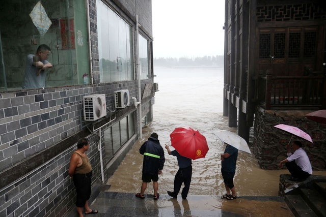 Những hình ảnh đáng sợ về cơn đại hồng thủy ở miền Nam Trung Quốc gây ra bởi những cơn mưa dai dẳng kéo dài hơn 30 ngày - Ảnh 24.