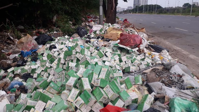 Cần xử lý nghiêm hành vi vứt bỏ hàng trăm lọ sản phẩm giảm cân ở vỉa hè Đại lộ Thăng Long - Ảnh 2.