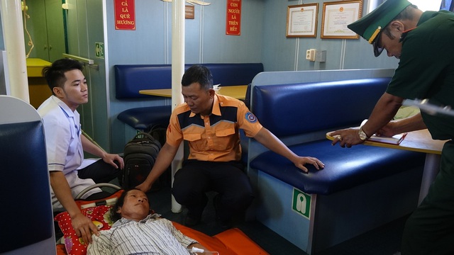 Cứu kịp thời một thuyền viên gặp nạn trên vùng biển Thừa Thiên Huế  - Ảnh 1.