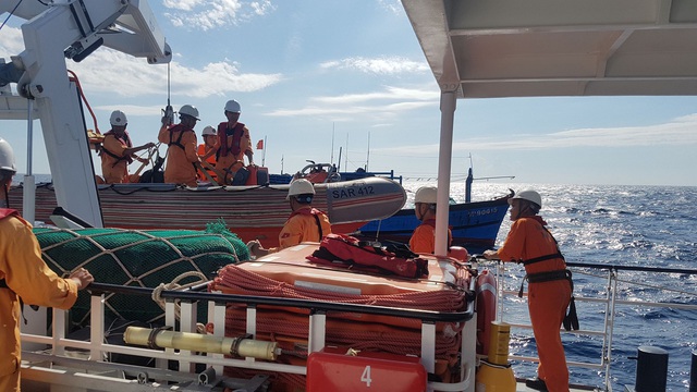 Cứu kịp thời một thuyền viên gặp nạn trên vùng biển Thừa Thiên Huế  - Ảnh 2.