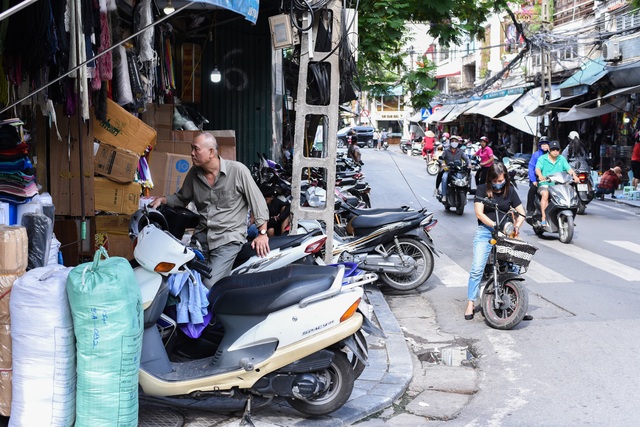 Hà Nội: Khốn khổ như dân phố cổ, muốn đi bộ cũng không yên vì vỉa hè bị chiếm từ bao giờ không ai nhớ nữa - Ảnh 1.