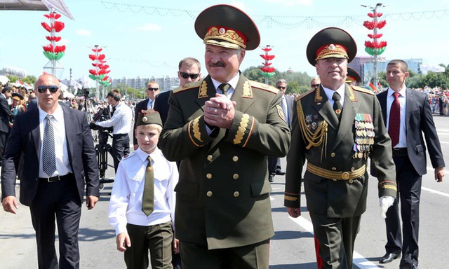 Con trai tổng thống Belarus cao ráo ở tuổi 15, theo bố đi công cán từ bé - Ảnh 3.