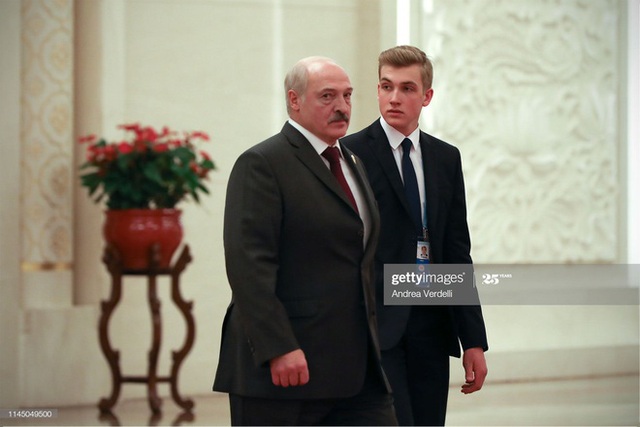 Con trai tổng thống Belarus cao ráo ở tuổi 15, theo bố đi công cán từ bé - Ảnh 4.