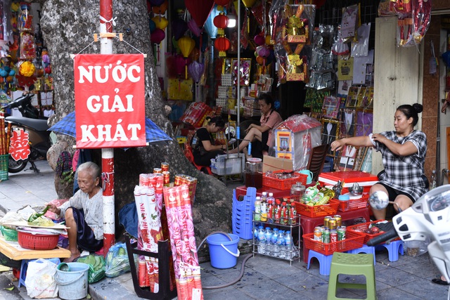 Hà Nội: Khốn khổ như dân phố cổ, muốn đi bộ cũng không yên vì vỉa hè bị chiếm từ bao giờ không ai nhớ nữa - Ảnh 4.