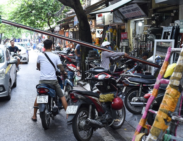 Hà Nội: Khốn khổ như dân phố cổ, muốn đi bộ cũng không yên vì vỉa hè bị chiếm từ bao giờ không ai nhớ nữa - Ảnh 8.