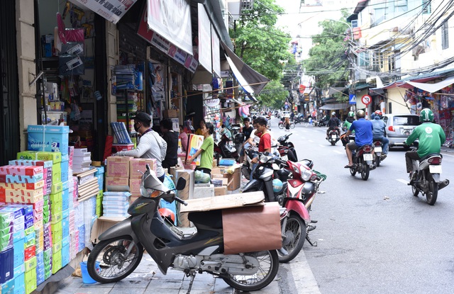 Hà Nội: Khốn khổ như dân phố cổ, muốn đi bộ cũng không yên vì vỉa hè bị chiếm từ bao giờ không ai nhớ nữa - Ảnh 10.