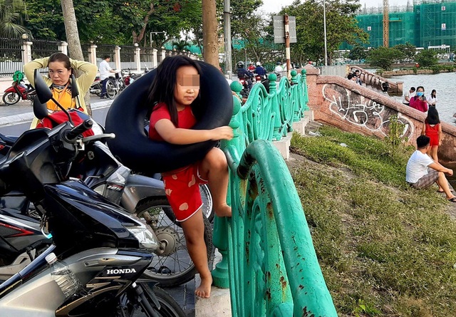 Hà Nội nắng nóng đỉnh điểm: Người và thú cưng đổ xuống hồ Tây tắm giải nhiệt - Ảnh 4.