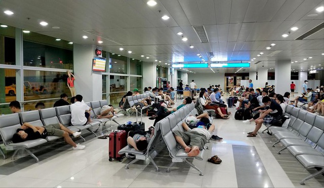 Hành khách vật vã tại 2 sân bay lớn nhất cả nước do chậm chuyến, huỷ chuyến - Ảnh 3.