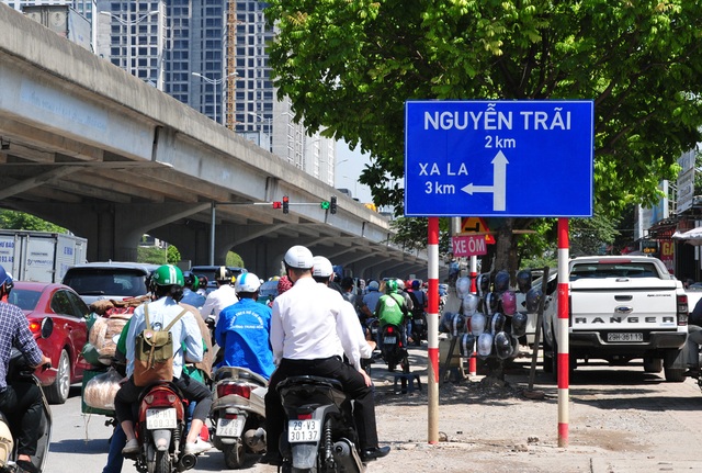 Loạt biển chỉ đường sai đã được sửa lại sau bài phản ánh trên báo điện tử Gia đình & Xã hội - Ảnh 4.