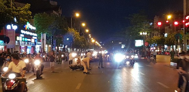 Tìm thấy tài xế ô tô gây tai nạn liên hoàn với 7 xe máy rồi bỏ chạy ở Long Biên - Ảnh 2.