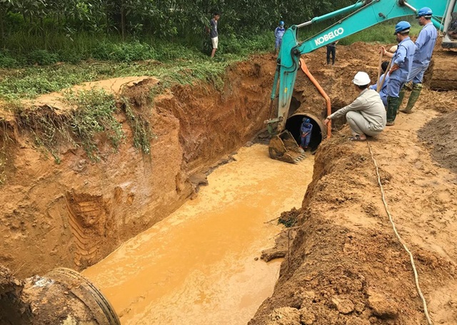 Đường ống nước sạch sông Đà tiếp tục gặp sự cố - Ảnh 1.