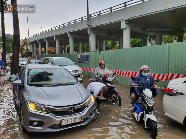 TP.HCM: S&aacute;ng nắng gắt, chiều mưa lớn kinh ho&agrave;ng khiến người d&acirc;n ướt sũng, b&igrave; b&otilde;m dắt xe lội nước - Ảnh 17.