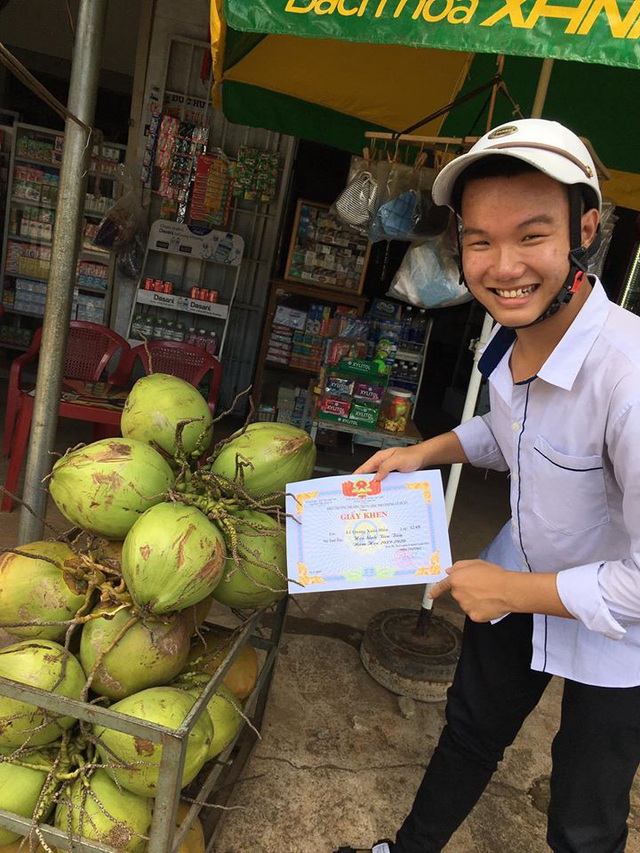 Lần đầu được Học sinh tiên tiến, nam sinh sướng quá đem khoe cả thế giới nhưng khổ nhất là nhân vật này, đang lơ tự dưng bị lên hình - Ảnh 3.