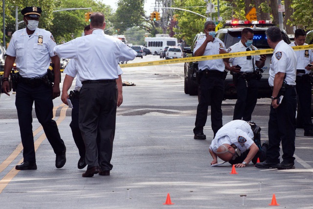 Xả súng bùng nổ ở New York, cha bị bắn chết khi dắt con qua đường - Ảnh 4.