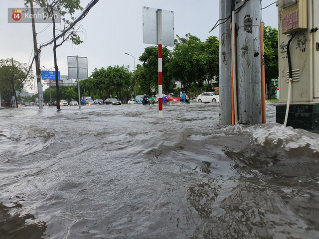 TP.HCM: S&aacute;ng nắng gắt, chiều mưa lớn kinh ho&agrave;ng khiến người d&acirc;n ướt sũng, b&igrave; b&otilde;m dắt xe lội nước - Ảnh 5.