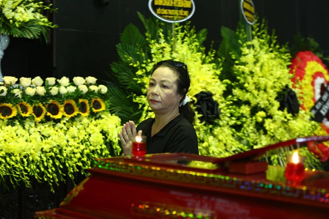 Con gái đầu của NSƯT Hoàng Yến không thể về chịu tang, phải gọi Facetime khóc mẹ - Ảnh 14.