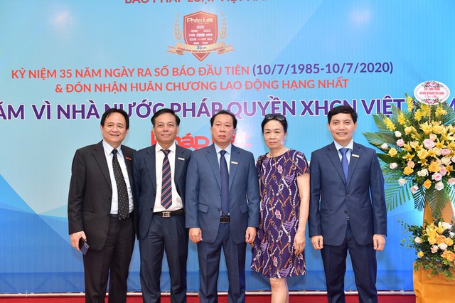 Báo Pháp luật Việt Nam đón Huân chương Lao động hạng Nhất nhân dịp kỷ niệm 35 năm ngày ra số đầu tiên - Ảnh 1.
