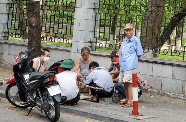 Bất chấp lệnh cấm từ 1/8, người Hà Nội vẫn có chỗ ngồi trà đá, vỉa hè chỉ vắng trước cơn mưa giông bất chợt - Ảnh 7.