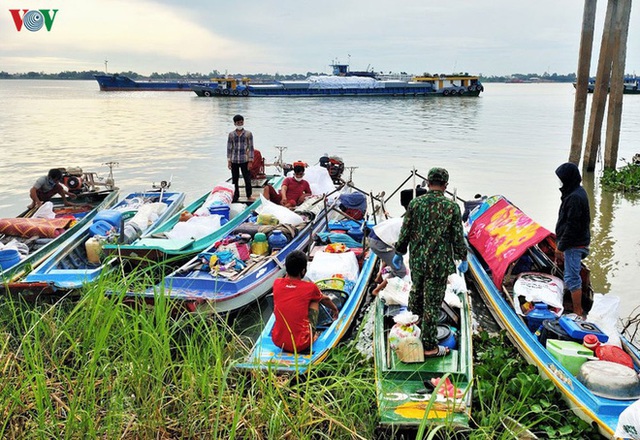  Ngăn chặn 7 gia đình nhập cảnh trái phép từ Campuchia vào Việt Nam - Ảnh 2.